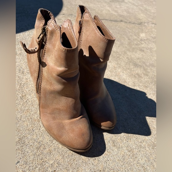 Tan Booties w/zip up side. Size:9 - Picture 2 of 2